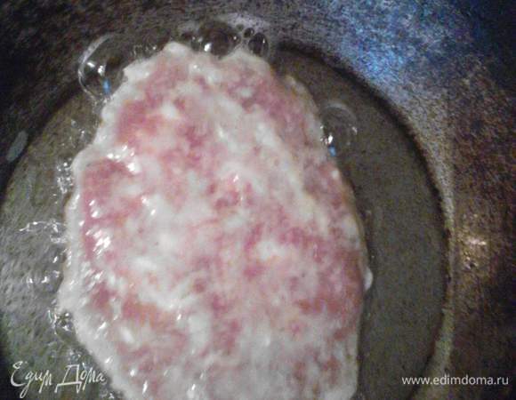 Нагреваем масло и обжариваем наши отбивные.