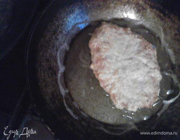 Обжариваем буквально по 2 — 3 минуты, еще можно вместо муки потереть сыр, немного добавить в него панировочных сухарей, обмакнуть отбивную. Получится замечательная сырная корочка.