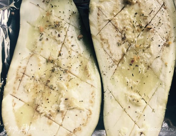 Затем сбрызгиваем овощи оливковым маслом или любым другим, по вашему усмотрению; тертым чесноком, перцем и поливаем лимонным соком. В оригинале использовался печеный чеснок, но я решила использовать свежий, он потом поменял цвет при запекании на зеленоватый, но на вкус это никак не повлияло. В дополнение посыпаем травами. Относительно соли: я не солила, как и автор, но можно и посолить. 
