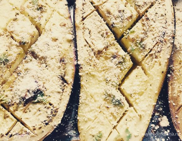 Отправляем в духовку минут на 25 минут за пять до окончания посыпать сыром. 
Можно есть как ложкой сами по себе, так и в качестве икры.
Приятного аппетита!