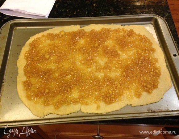 Теперь смазать первый слой половиной начинки.