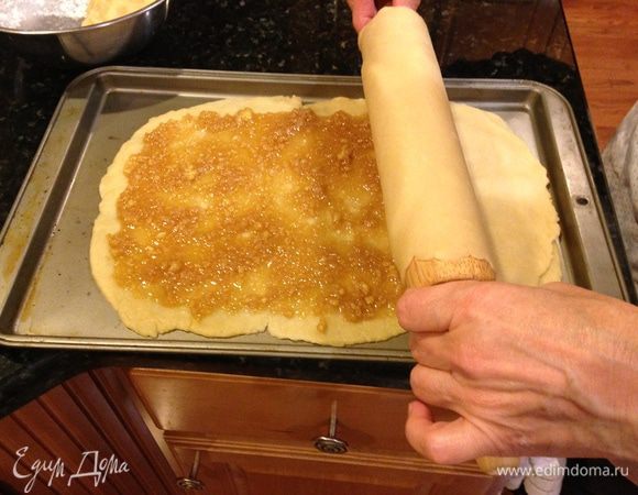 Проделать то же самое со вторым слоем и выложить оставшуюся начинку. Не факт, что вы используете всю начинку, это нормально, она не должна вытечь на противень, иначе сахар сгорит в духовке.