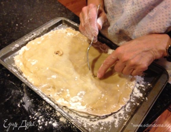 Раскатать оставшийся третий слой и сделать небольшие углубления(не до дна!), можно еще дополнительно наколоть вилкой. С помощью муки завернуть края и отправить в духовку на 180°С минут на 40. 
Сразу хочу оговориться, что в данном рецепте не имеет никакого значения,  ставите вы пирог в разогретую или холодную духовку: папа ставил всегда в холодную, а мама в разогретую, на результат никак не влияло.