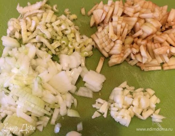 Сельдерей, лук, чеснок и яблоко мелко нарезать.