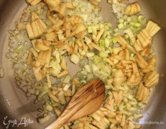 Потушить лук до золотистого цвета, добавить чеснок, сельдерей и яблоко, тушить 2-3 минуты.
