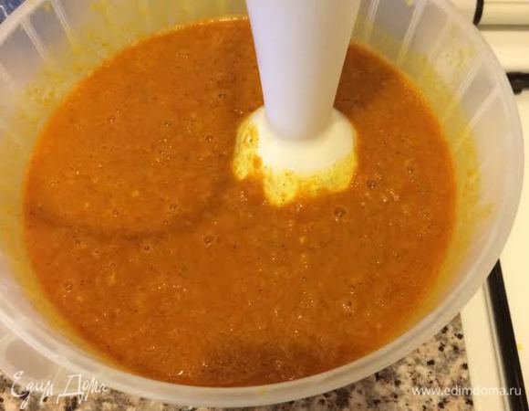 Готовый соус перелить и взбить. Куриные грудки слегка отбить, посолить и поперчить.