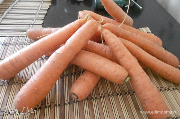 Очистить и помыть морковь.