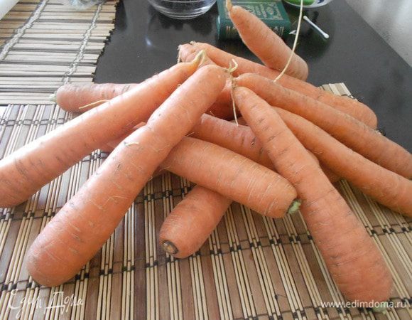 Очистить и помыть морковь.