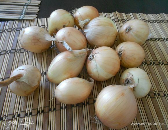 Очистить лук.