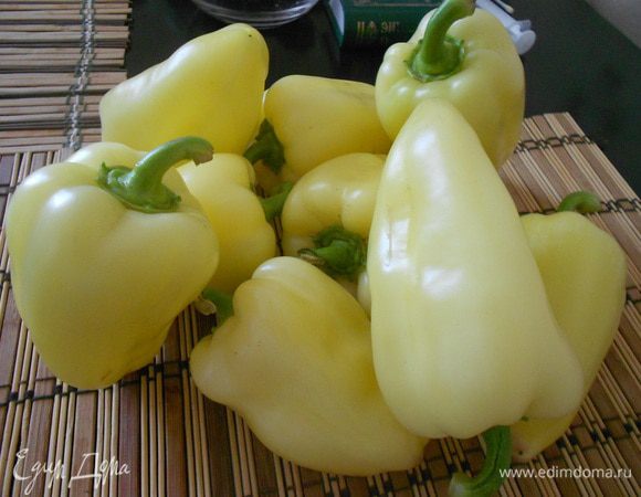 Сладкий перец помыть, разрезать пополам и вынуть серединку (семена и перепонки).