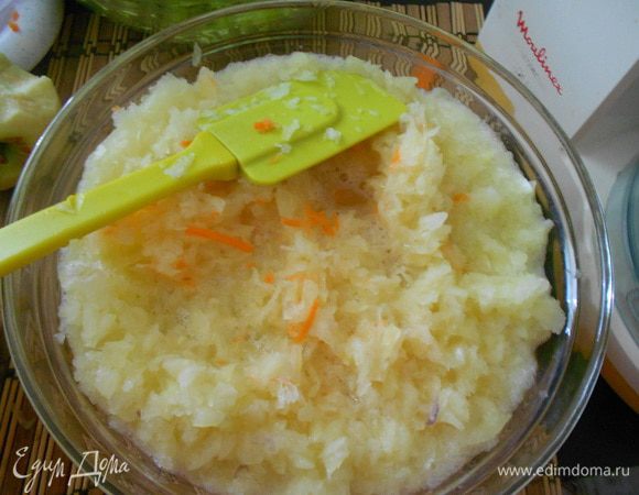 Очищенный болгарский перец положить в измельчитель (комбайн) и измельчить (насадка нож). Что получилось — см. фото.