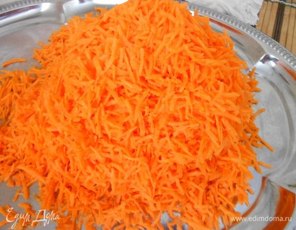 Очищенную морковь положить в измельчитель (комбайн) и измельчить (насадка терка). Что получилось — см. фото.