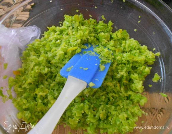 Очищенный горький зеленый перец уже мытый и очищенный от семя и перегородок положить в измельчитель (комбайн) и измельчить (насадка нож). Что получилось — см. фото.