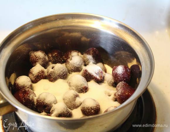 Свежую черешню очищаем от косточки (или берем замороженную), добавляем воду (100 мл) и сахар и ставим на средний огонь, чтоб закипело.
В это же время форму, в которой будет желе, застелить внутри пищевой пленкой, формируя карман, и отправить остывать в морозилку.