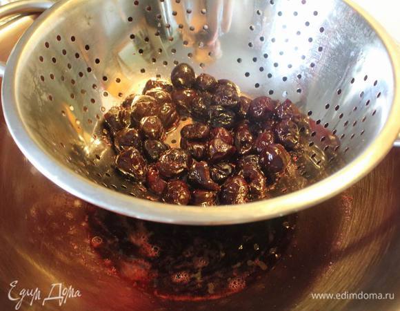 Слить сироп через дуршлаг и дать черешням остыть. Замочить желатин в холодной воде.
Достать форму, выложить черешни. Оставшийся сироп развести водой, чтобы вышло 200 мл, добавить в него размоченный желатин, размешать. Залить черешни немного на дне формы и снова отправить в морозилку. Через 15 —  30 минут вылить все остальное и отправить в морозилку до полного замерзания (2 — 4 часа).