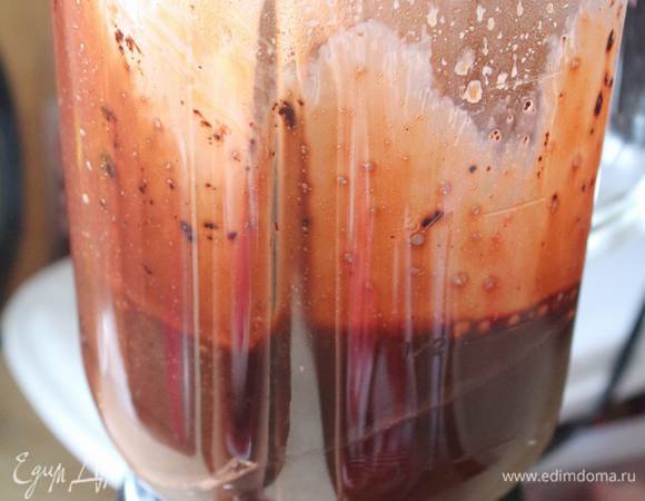 Вливаем размоченный желатин (если это листовой — отжимаем и опускаем в смесь). 
Добавляем какао и взбиваем блендером до однородности. 
