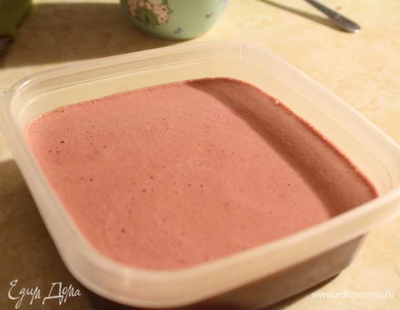 Отправляем в холодильник на 4 — 6 часов (лучше на ночь).
Я в этот раз добавила красного пищевого красителя, чтобы глазурь была в тон «черешневого настроения».