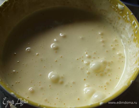 Банановый бисквит.
Нередко банановая выпечка опадает и проваливается или получается не очень воздушной. Этот бисквит не опал и очень мягко-воздушный получился.
Отделяем желтки от белков. Взбиваем желтки с сахаром до однородной пены.