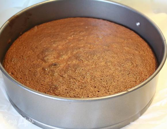 Лопаткой вмешивем белки в основное тесто.
Форму застилаем пергаментом, смазываем сливочным маслом и отправляем в  разогретую до 180°С духовку до готовности на 30 — 40 минут.
Готовый вытаскиваем из духовки и даем остыть сначала в форме (минут 20), затем на решетке