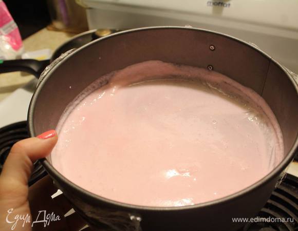 Замерзлую форму вытаскиваем и наливаем на дно немного мусса, снова отправляем в морозилку, чтоб мусс хорошо взялся корочкой (и заодно закрыл все пути к отступлению, то есть, вытеканию.