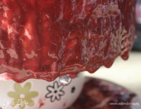 Замороженый торт устанавливаем на конструкцию, разогреваем глазурь до 33— 35°С, поливаем и даем застыть.
Вот тут меня и подвели нежирные сливки, глазурь была очень жидкой и стекала потоками. Чуть менее холодная сразу же бралась комками, так что я в рецепте уже указываю и уточняю тут — берите только жирные сливки.