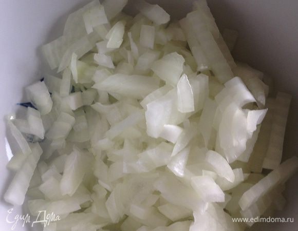 Лук нарезать мелкими кубиками, измельчить чеснок.