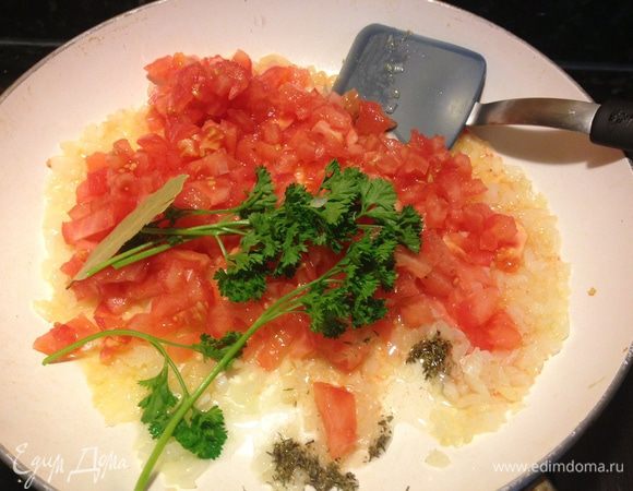 Разогреть сковороду (не сильно) и обжарить лук до прозрачности и чеснок минут 6 — 8. Не зажаривайте лук до изменения цвета. Добавить помидоры, веточки зелени и лавровый лист. Уменьшить огонь и потушить минут 10. Необходимо следить за жидкостью в сковороде, если нужно, прикройте крышкой. 