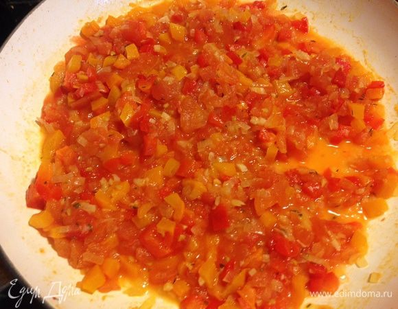 Добавьте нарезанный перец и потушите еще несколько минут, затем лавровый лист и зелень убрать и дать соусу остыть.