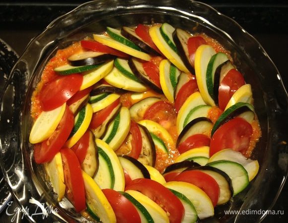 Теперь дело за овощами. Поставить разогреваться духовку до 150°С. Нарезать довольно тонко и одинаково цукини, желтый кабачок, помидор и баклажан. На дно овальной или круглой формы выложить соус пеперад, за исключением одной столовой ложки для финальной подачи. Затем выложить чередуя овощи. Лучше всего начинать с середины и выкладывать дальше по кругу. 