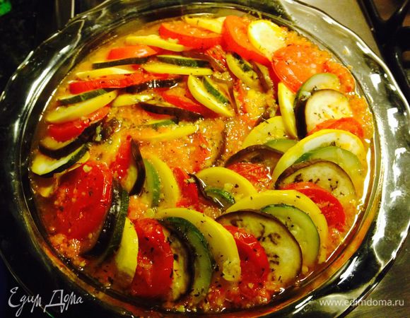 Теперь режем мелко чеснок, листья тимьяна, добавляем оливковое масло, соль и перец и немного взбиваем вилкой. Этим соусом сбрызгиваем наш рататуй, закрываем фольгой или крышкой и отправляем в духовку на полтора часа. Затем снять крышку и запекать блюдо еще минут 20 до золотистой корочки или поставить под гриль на 5 минут в конце. 