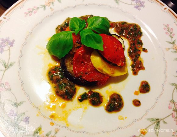 Теперь финальный аккорд. Делаем соус винегрет. Смешайте оливковое масло, бальзамический уксус, зелень, оставшийся соус пеперад, соль и перец. Выложите на тарелку полоску из овощей того размера, которого хотите, и сделайте из нее веер. Сбрызните блюдо соусом винегрет и зелень по усмотрению. 
Легенда готова. Наслаждайтесь!