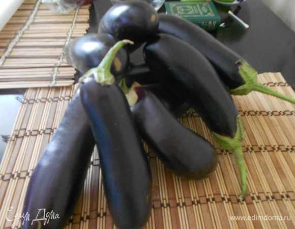 Перед запеканием помыть баклажаны. Противень застелить фольгой. Баклажаны наколоть вилкой. Если этого не сделать, то баклажаны при запекании в духовке лопаются.