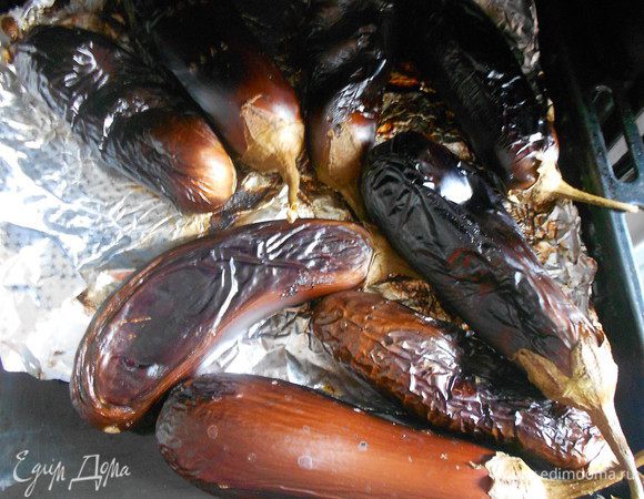 Духовку разогреть до 200 — 230°С. Запекать до готовности, т. е. у готовых будет запечена шкурка и они будут, как сдутые шарики (см. фото).
Запеченные баклажаны остудить и очистить кожуру (она легко снимается).