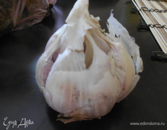 Чеснок очистить. Достаточно 3 дольки.