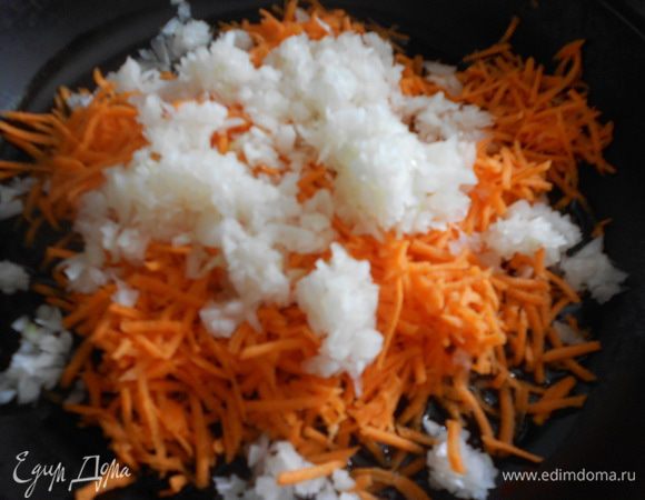 На сковороду налить подсолнечное масло, положить тертую морковь и измельченный лук. Обжариваем до готовности: лук станет прозрачным, морковь — мягкой. 
