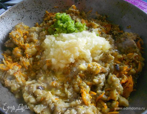 После чего к обжаренной моркови добавляем: баклажаны, сладкий и горький перец и жарим еще 2 минуты.