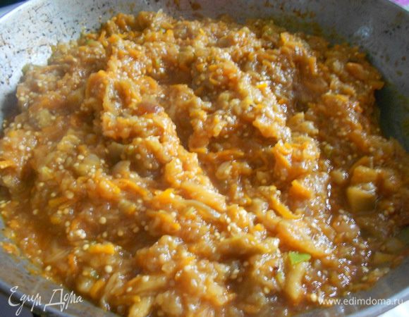 В воде разбавить две столовые ложки томатной пасты или 220 мл свежего томатного сока. Томатный сок можно приготовить из свежих помидор.
Добавить восстановленный томатный сок в сковороду, тщательно размешать икру. Выдавить через пресс чеснок, перемешать. Тушить икру 2 минуты.
Добавить 50 мл яблочного уксуса.