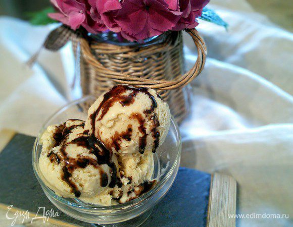 Насладитесь ароматным ванильным мороженым с шоколадным сиропом, рецепт здесь http://www.edimdoma.ru/retsepty/80825-shokoladnyy-sirop