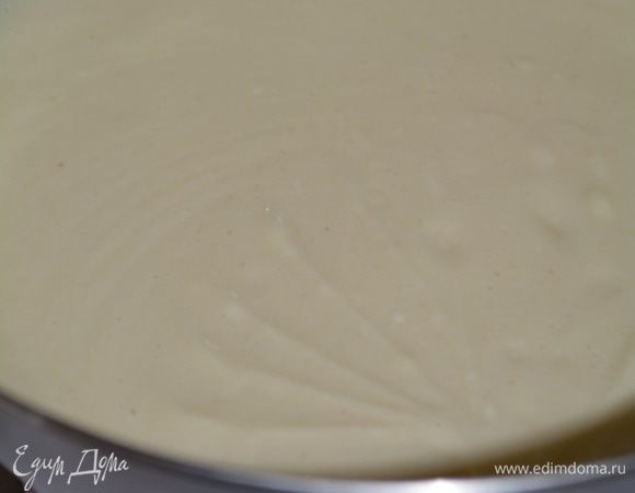 Добавить сметану, творог (если сухой, протереть через сито), манную крупу, разрыхлитель и ванильную эссенцию. Взбить на низких оборотах. И дать постоять 20 минут, чтобы крупа набухла.