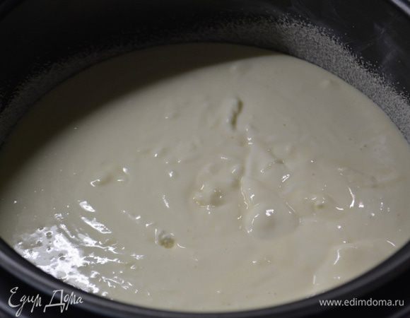 Чашу мультиварки смазать сливочным маслом и обсыпать манной крупой. Вылить творожную массу. Включить режим «запеканка» или «выпечка», после сигнала 15 — 20 минут не открывать (чтобы не опала), также можно испечь в духовке при 180°С 40 — 50 минут. Готовность проверять зубочисткой.