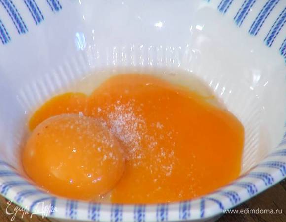 Желтки соединить с горчицей, посолить, поперчить и растереть венчиком.