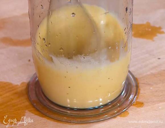 Влить 1 ст. ложку лимонного сока и, непрерывно взбивая блендером с насадкой-венчиком, тонкой струйкой влить 100 мл оливкового масла.