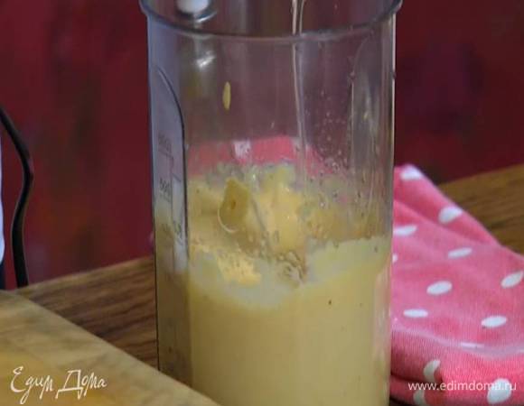 Добавить еще 2 ст. ложки лимонного сока и продолжить взбивать, вливая оставшееся оливковое масло тонкой струйкой.