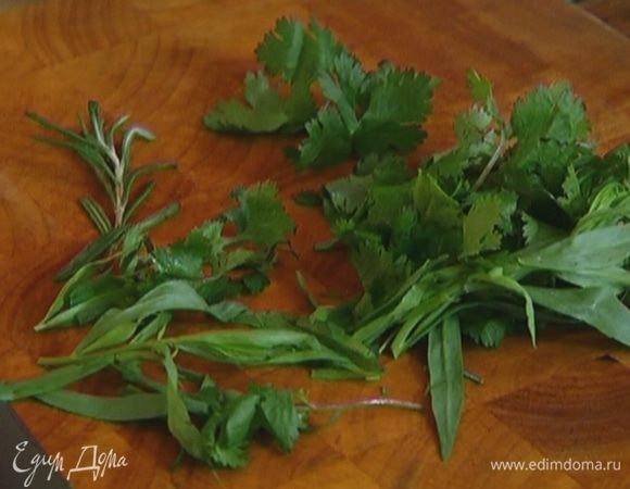 Добавить листья тархуна.