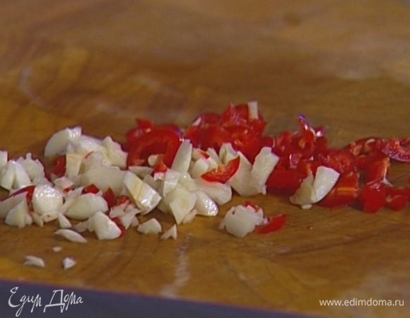 Чеснок почистить и мелко нарезать.