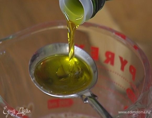 Добавить растительное и кунжутное масло, влить рисовый уксус и все перемешать.