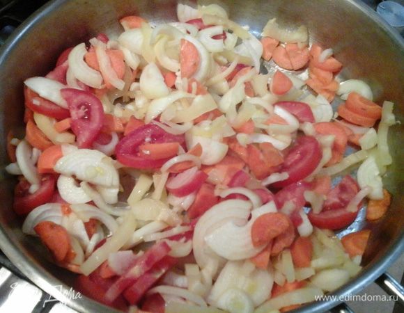 Посуда нужна с толстым дном и достаточно глубокая.
Для начала овощи (лук, морковь, помидор, перец) пассируем или тушим (кому как больше нравится, лично в моей семье больше предпочитают тушение). Слишком мелко овощи резать не надо.