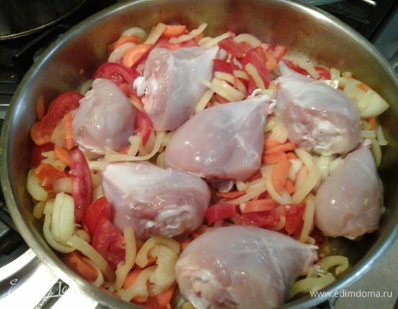 Когда овощи притомились, укладываем голени (я предварительно всегда очищаю от кожи) и тушим минут 10. 