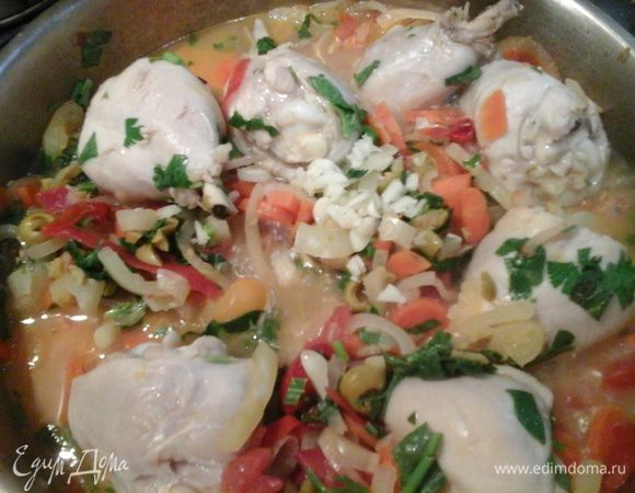 Затем сливаем с оливок маринад, добавляем оливки и тушим еще минут 10. Когда курочка почти  готова, добавляем измельченный чеснок и зелень (петрушка, сельдерей, базилик и др. по вкусу), выжимаем сок половины лимона, прикрываем крышкой и оставляем на огне минуты на 2 — 3.