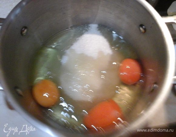 Растительное масло смешать с сахаром и яйцами. Мешать можно венчиком или вилкой.